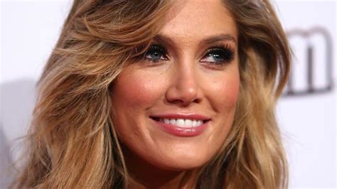 Delta Goodrem poses topless as she is named the hottest。